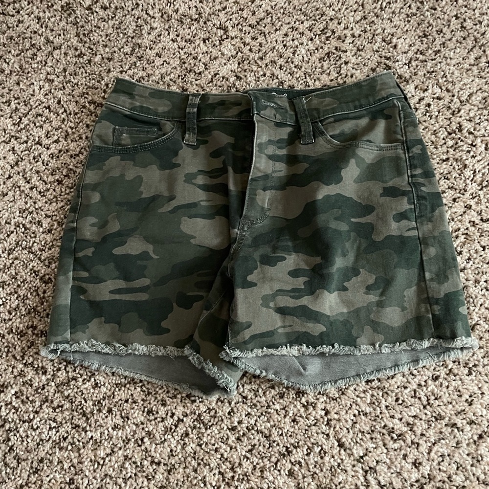 Universal Thread Green Camo shorts size 4